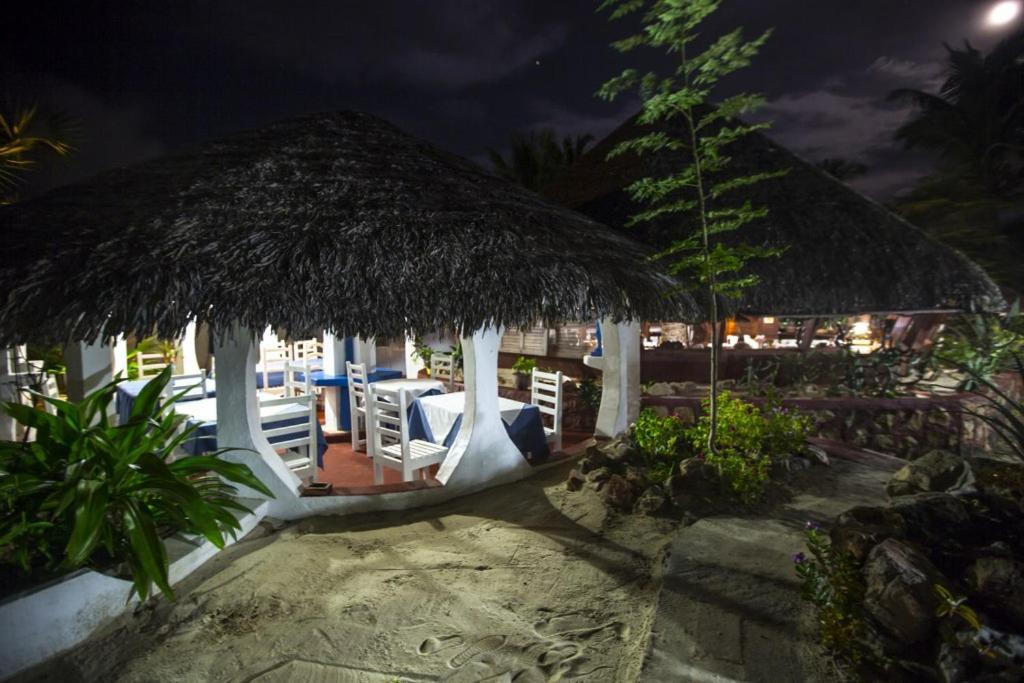 Chez Maggie Hotel & Restaurant Morondava Exterior photo