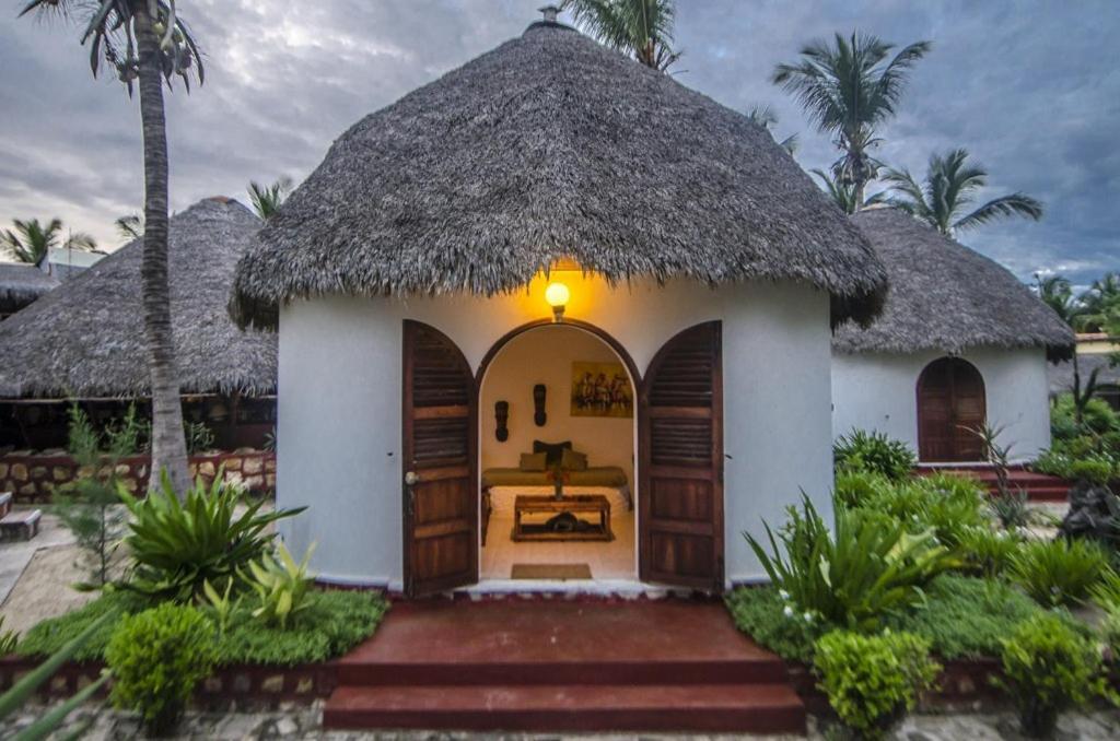 Chez Maggie Hotel & Restaurant Morondava Exterior photo