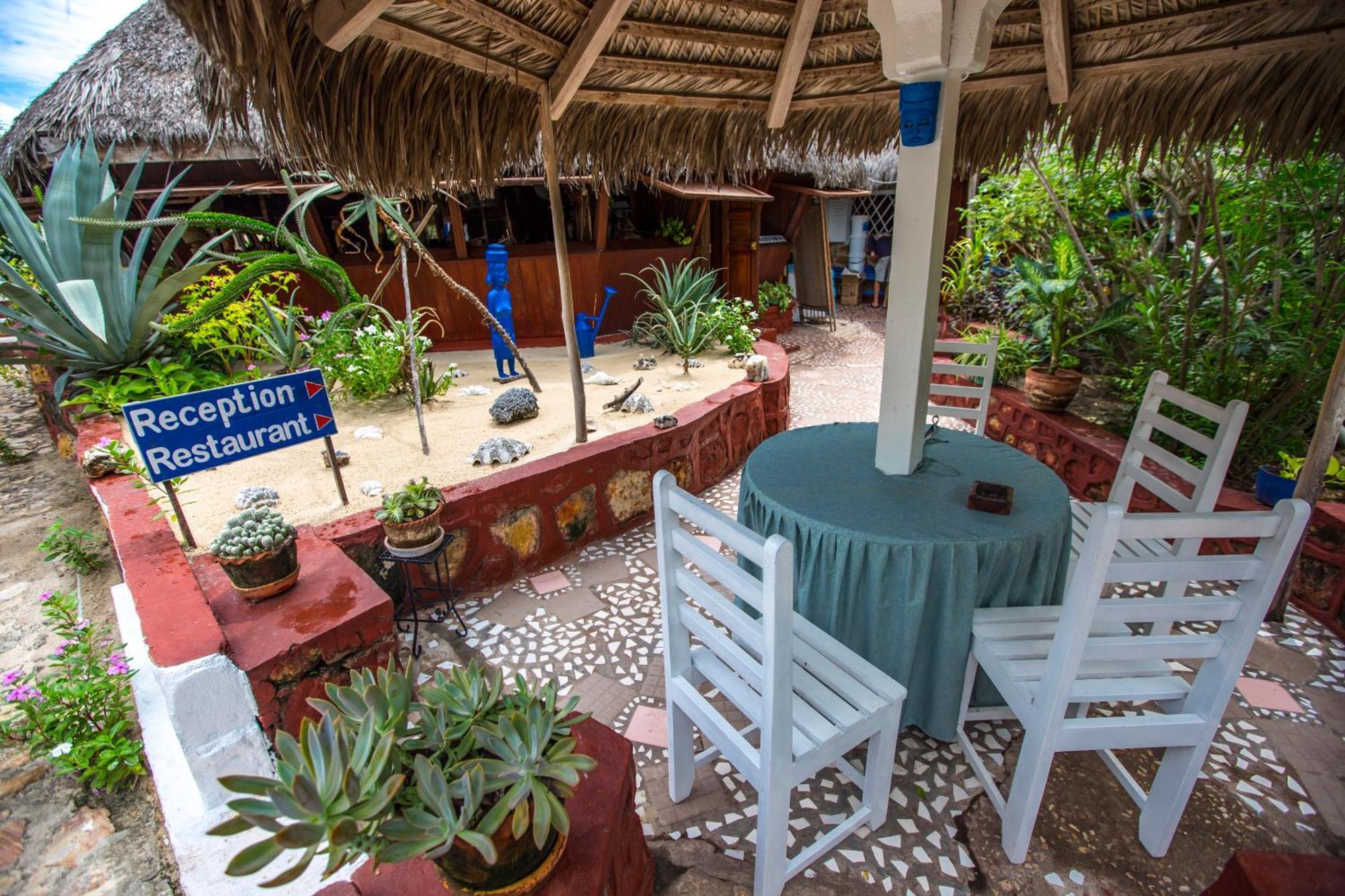 Chez Maggie Hotel & Restaurant Morondava Exterior photo