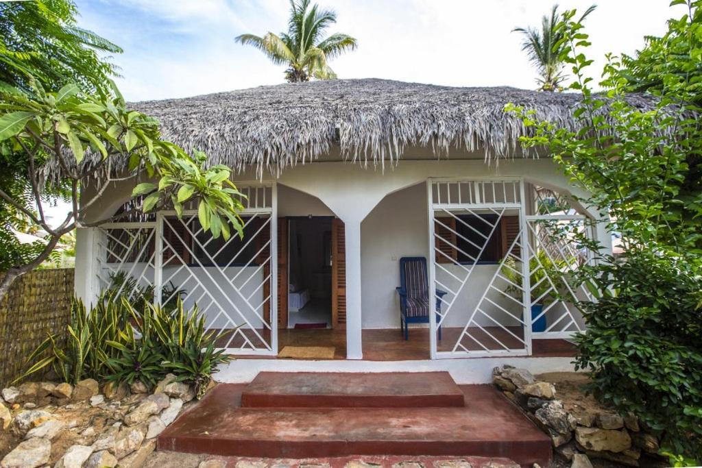 Chez Maggie Hotel & Restaurant Morondava Exterior photo