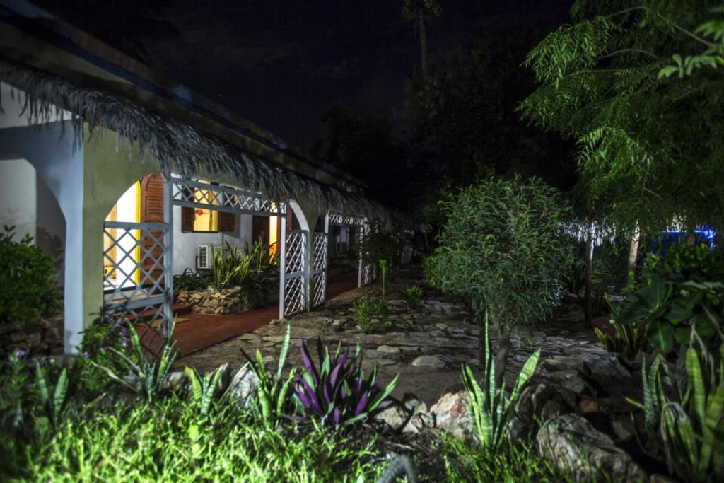 Chez Maggie Hotel & Restaurant Morondava Exterior photo